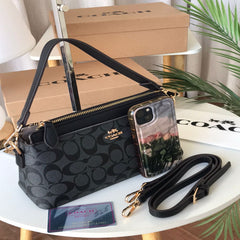 شنطة نسائية من ماركة كوتش COACH
