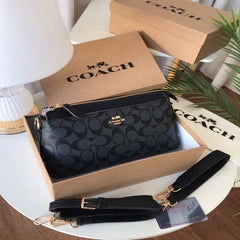شنطة نسائية من ماركة كوتش COACH