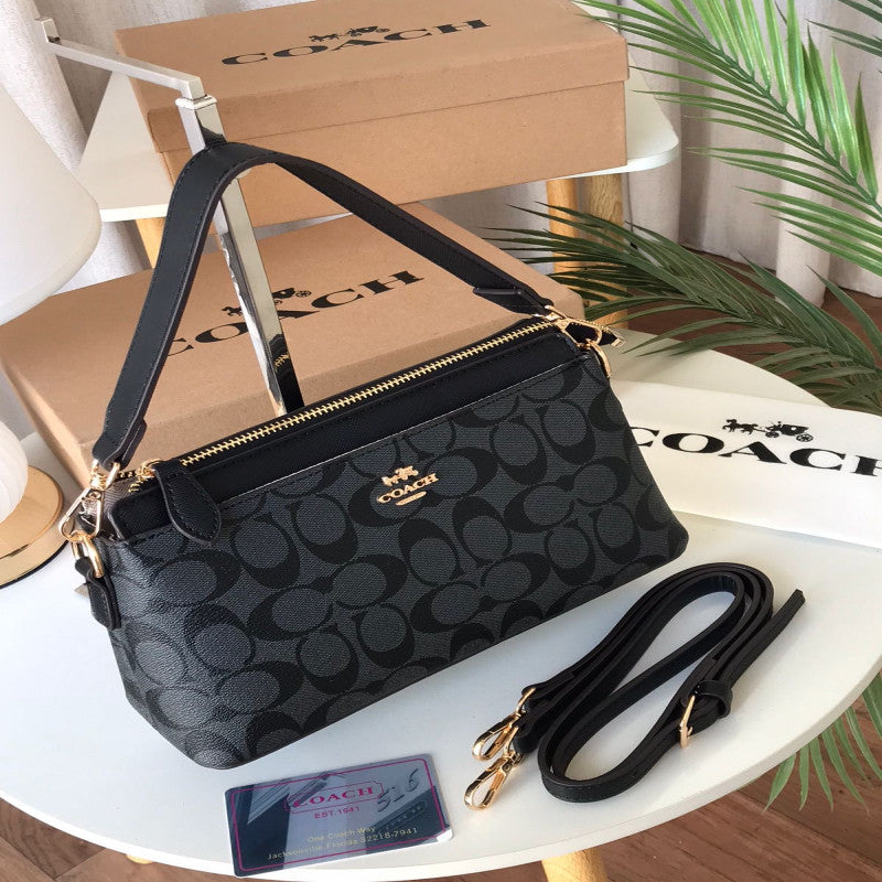شنطة نسائية من ماركة كوتش COACH