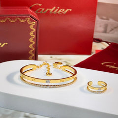 اسوارة وخاتم من ماركة كارتير