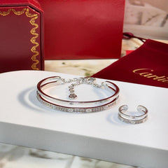اسوارة وخاتم من ماركة كارتير