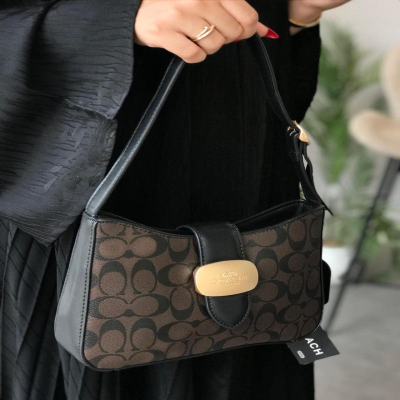 شنطة نسائية من ماركة كوتش COACH