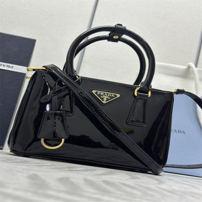 شنطة نسائية من ماركة برادا PRADA