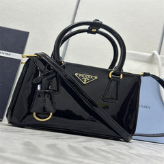 شنطة نسائية من ماركة برادا PRADA