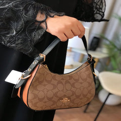 شنطة نسائية من ماركة كوتش COACH