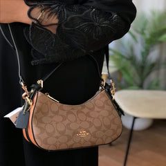 شنطة نسائية من ماركة كوتش COACH