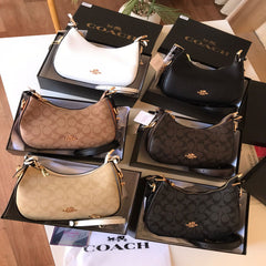 شنطة نسائية من ماركة كوتش COACH