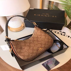 شنطة نسائية من ماركة كوتش COACH