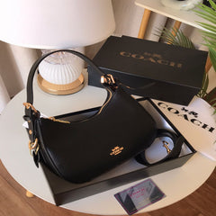 شنطة نسائية من ماركة كوتش COACH