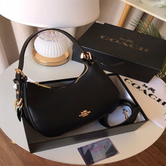 شنطة نسائية من ماركة كوتش COACH