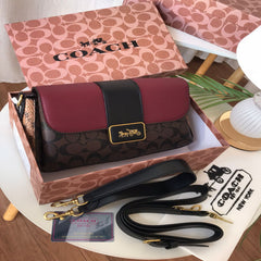 شنطة نسائية من ماركة كوتش COACH