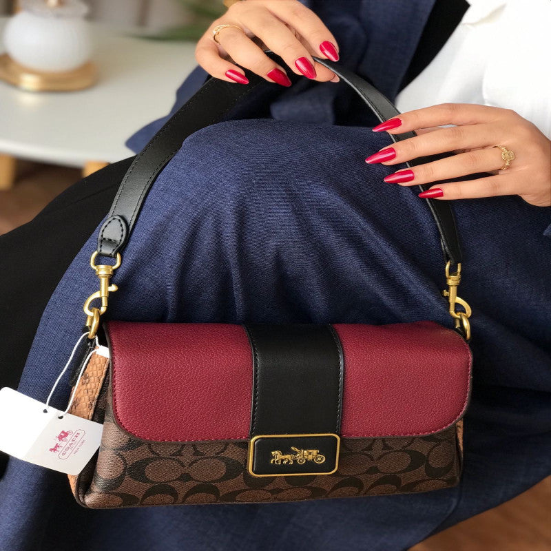 شنطة نسائية من ماركة كوتش COACH