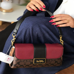 شنطة نسائية من ماركة كوتش COACH