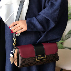 شنطة نسائية من ماركة كوتش COACH