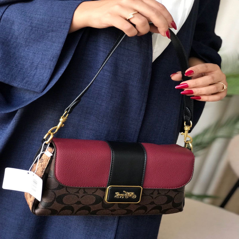 شنطة نسائية من ماركة كوتش COACH