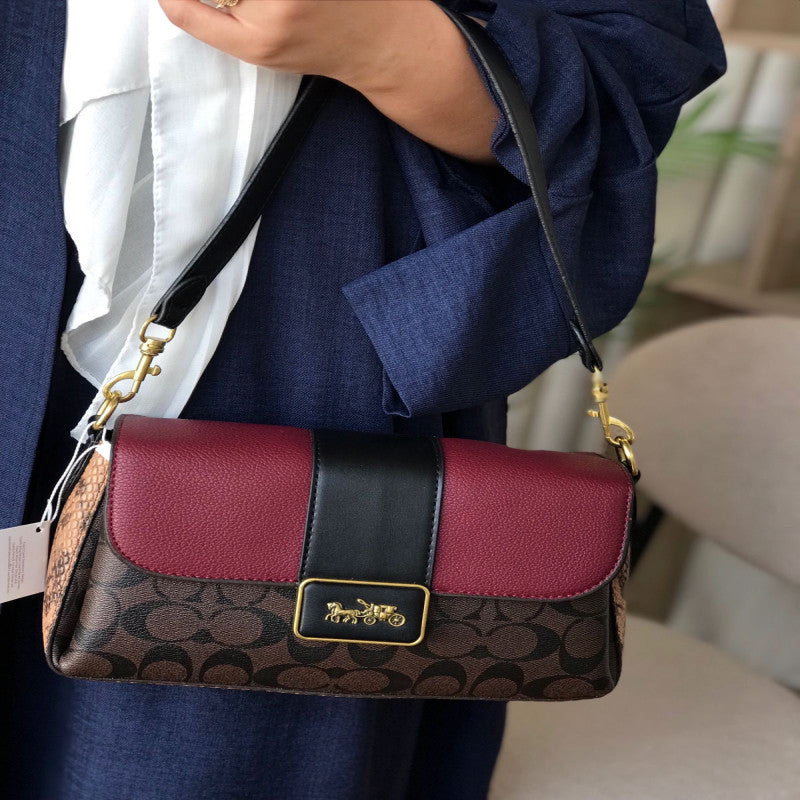 شنطة نسائية من ماركة كوتش COACH