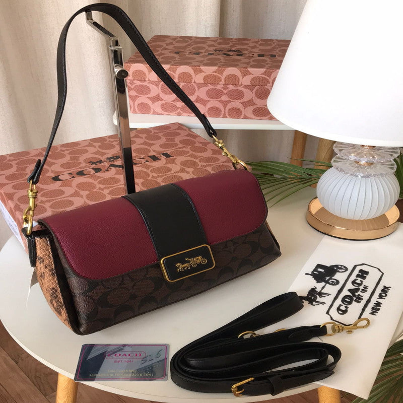 شنطة نسائية من ماركة كوتش COACH