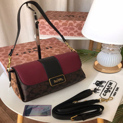 شنطة نسائية من ماركة كوتش COACH